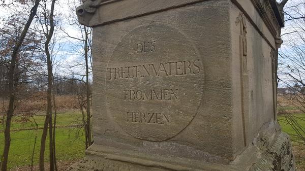 Auf der Herrenwiese zwischen Klein- und Großgründlach: ein klassizistisches Mausoleum.