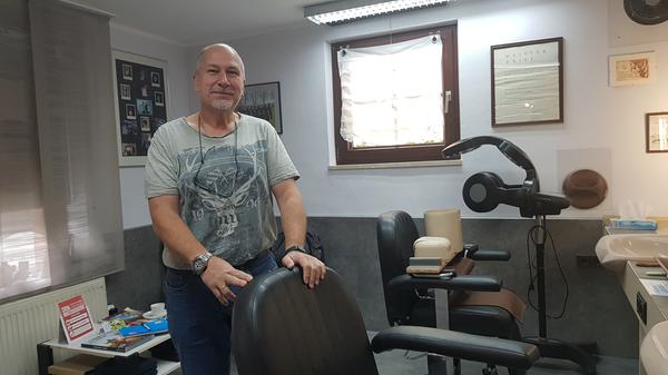 Ortsmittelpunkt: Norbert Krehan in seinem Friseur-Salon, den er, im Alter von erst 17 Jahren, von seinem Vater Walter übernahm.