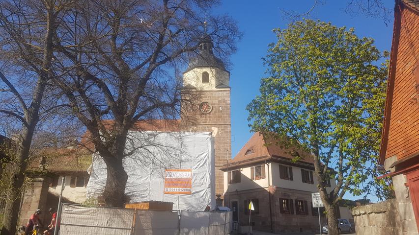 Die St. Laurentius-Kirche von der Hauptstraße aus.