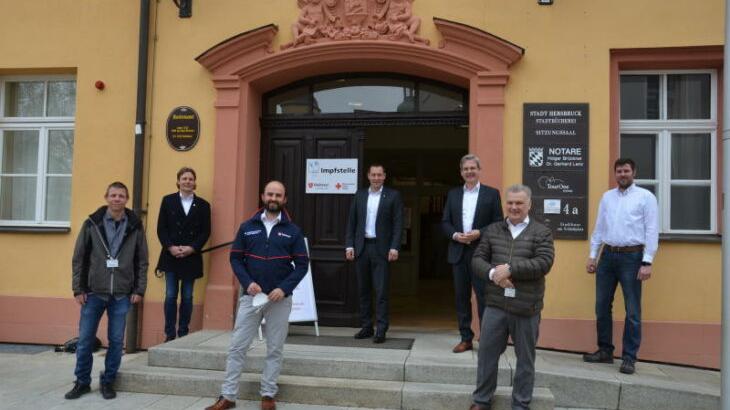 Freuen sich über die neue Impfstelle im Stadthaus Hersbruck: Christian Mertel vom BRK, Versorgungsarzt Dr. Martin Seitz, Bürgermeister Robert Ilg, Landrat Armin Kroder, Dr. Christian Stock von den Maltesern und BRK-Kreisgeschäftsführer Markus Deyhle (v. rechts). Freuen sich über die neue Impfstelle im Stadthaus Hersbruck: Christian Mertel vom BRK, Versorgungsarzt Dr. Martin Seitz, Bürgermeister Robert Ilg, Landrat Armin Kroder, Dr. Christian Stock von den Maltesern und BRK-Kreisgeschäftsführer Markus Deyhle (v. rechts).