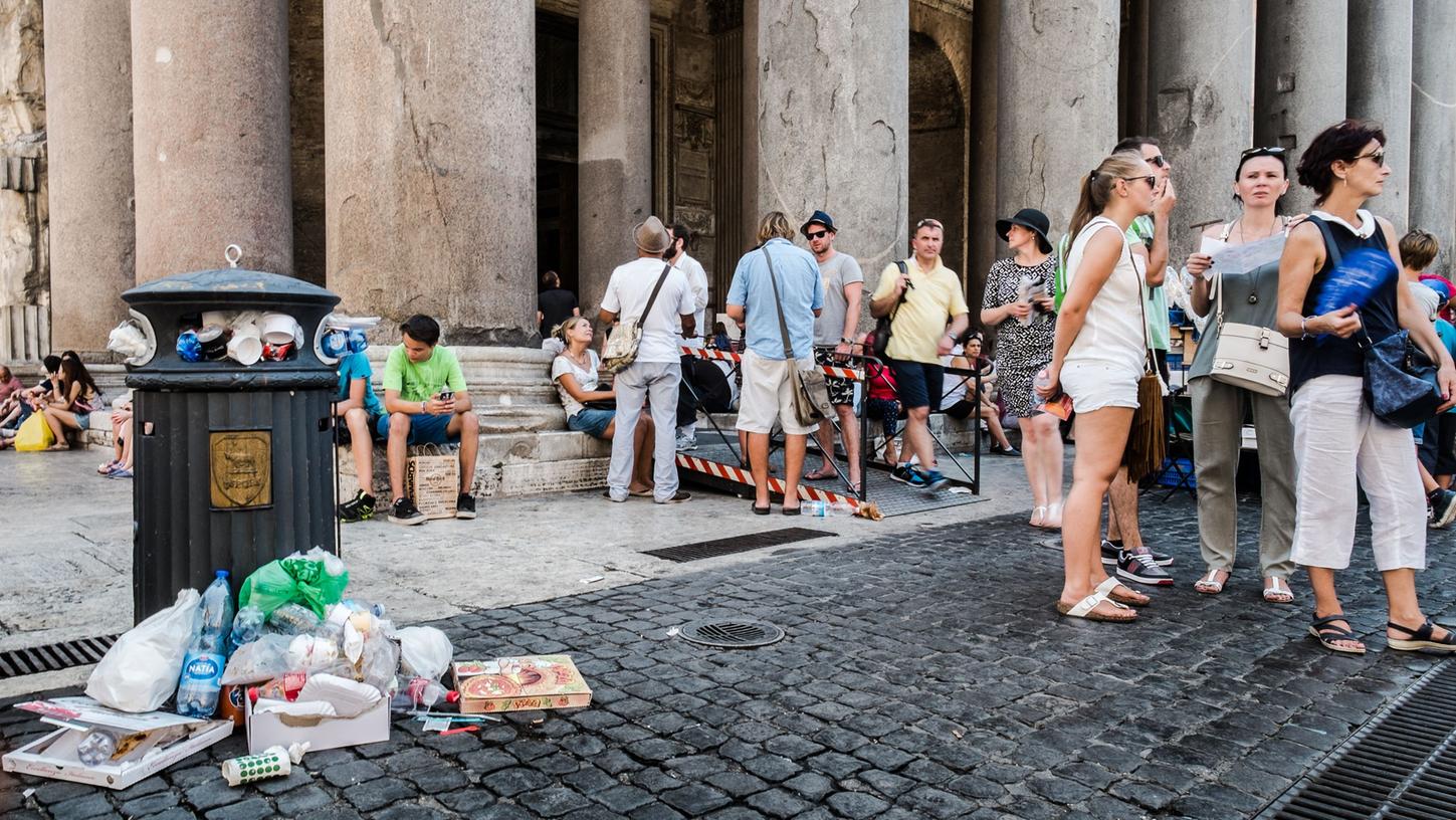Auch die Römer wollen diese Bilder in ihrer Stadt eigentlich nicht mehr sehen: Touristen drücken sich vor dem Pantheon herum, es stapelt sich der Müll.
