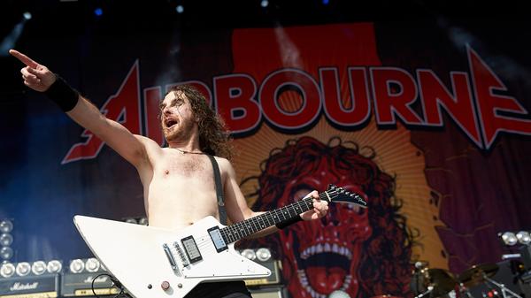 Feinsten Hard Rock aus Australien liefern Airbourne.