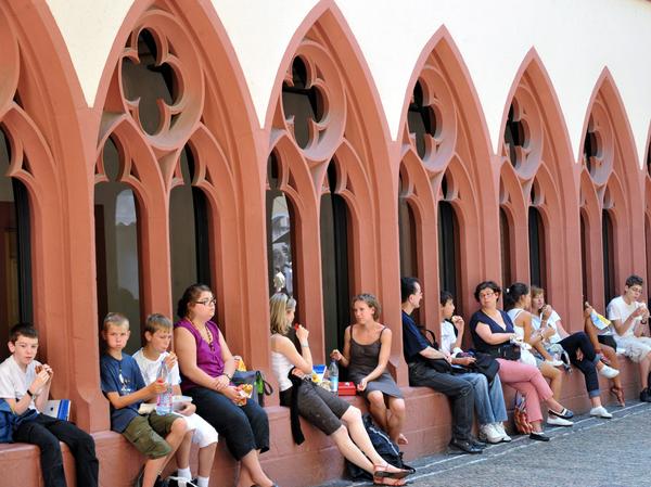 Treppen jeder Art, Mauervorsprünge, private Hausbänke und Rasen sind Gelegenheiten, um sich niederzulassen