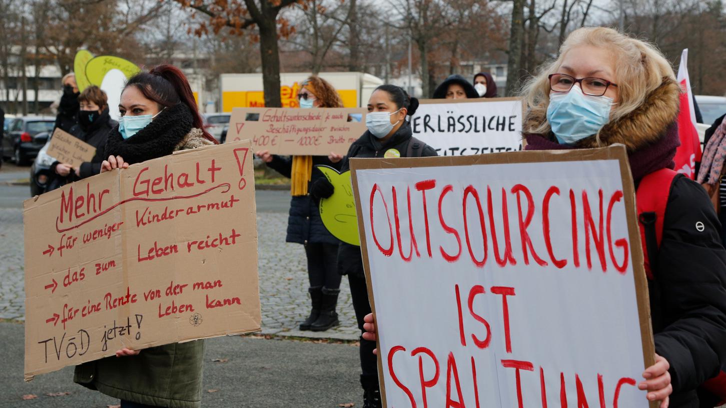 Im Dezember haben die Beschäftigten vor der damaligen Stadtratssitzung bereits protestiert und die Wiederaufnahme in den Tarifvertrag des öffentlichen Dienstes gefordert.  