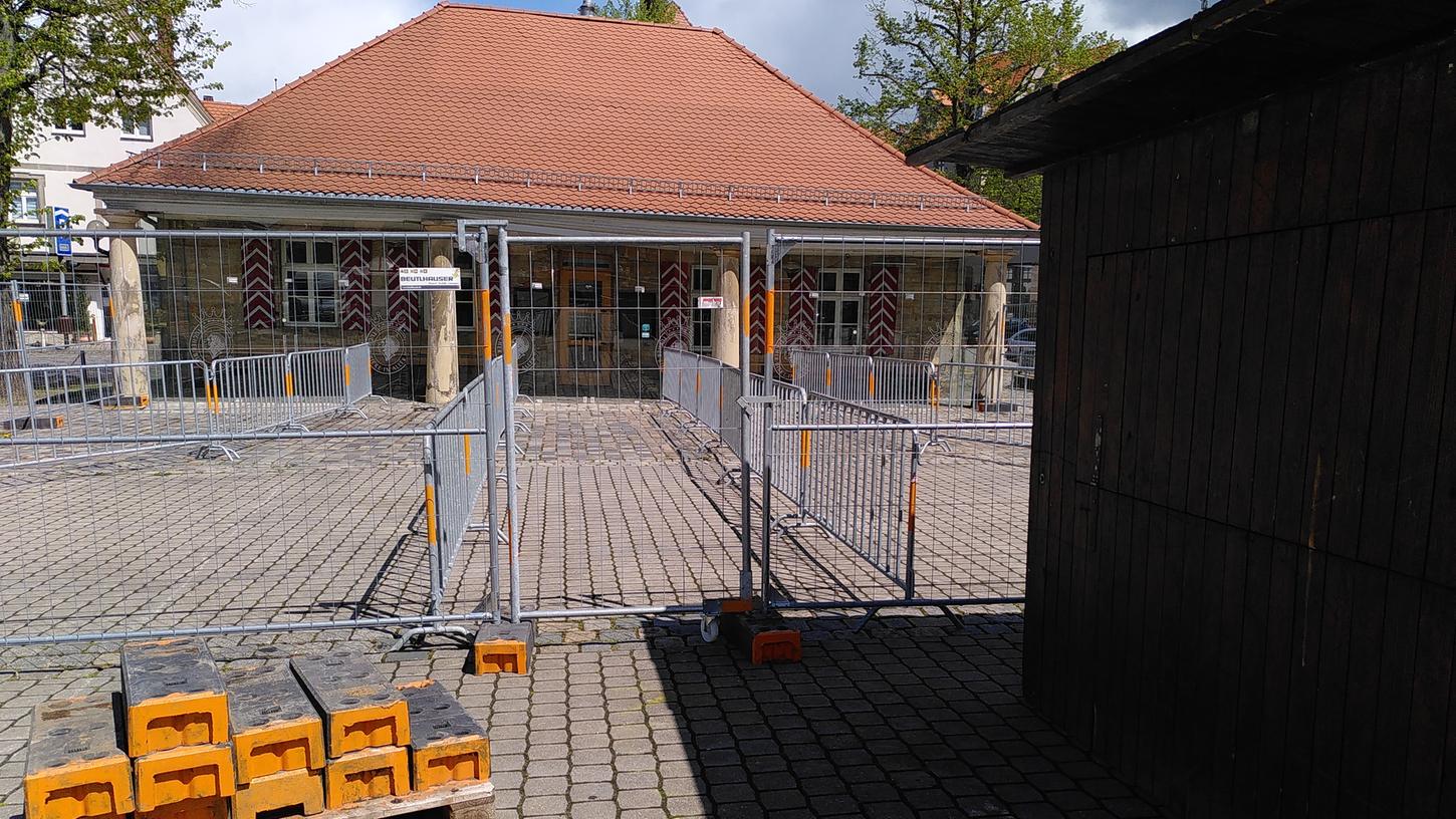Eine Blockhütte und viele Bauzäune: Die Alte Wache wird zum Corona-Schnelltestzentrum umgebaut.
Eine Blockhütte und viele Bauzäune: Die Alte Wache wird zum Corona-Schnelltestzentrum umgebaut.