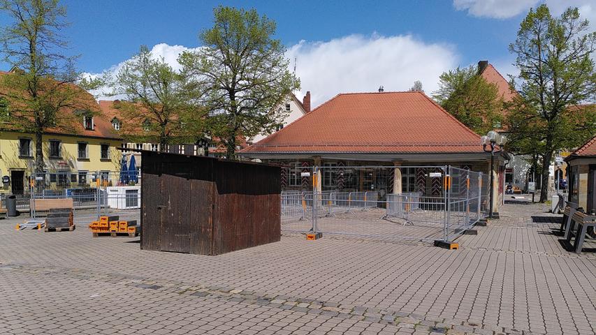 Eine Blockhütte und viele Bauzäune: Die Alte Wache wird zum Corona-Schnelltestzentrum umgebaut.