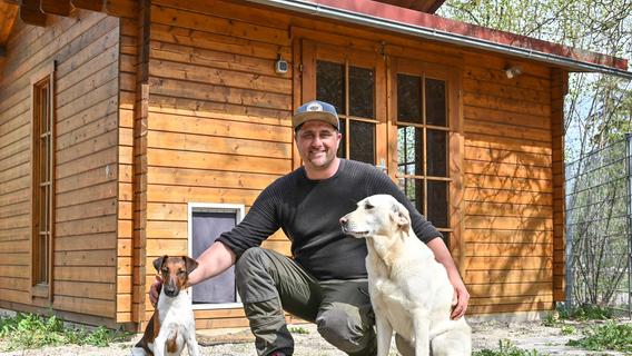 Ralf Somann mit zwei seiner Hunde „Lotti“ und Georgi“ vor einer seiner 15 Holzhütten für vierbeinige „Hotelgäste“ in seiner Hundeschule und Tierpension „Somann´s“ in Ruppmannsburg.
Ralf Somann mit zwei seiner Hunde „Lotti“ und Georgi“ vor einer seiner 15 Holzhütten für vierbeinige „Hotelgäste“ in seiner Hundeschule und Tierpension „Somann´s“ in Ruppmannsburg.