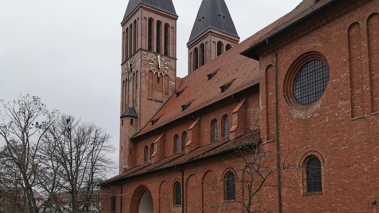 Unter anderem vor der Kirche St. Ludwig in Nürnberg steht jetzt eine mobile Corona-Teststation.