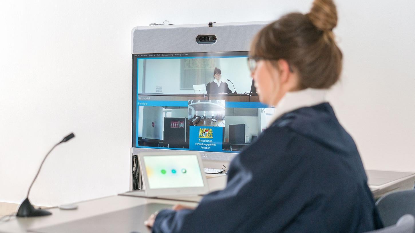 Der große Bildschirm ermöglicht es dem Gericht, alle Prozessbeteiligten hochauflösend zu sehen. Der große Bildschirm ermöglicht es dem Gericht, alle Prozessbeteiligten hochauflösend zu sehen.