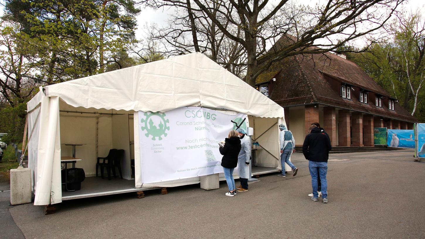 Vor dem Eingang des Nürnberger Tiergartens wird derzeit in einem Zelt getestet. Bald soll die mobile Station auf den Parkplatz umziehen.