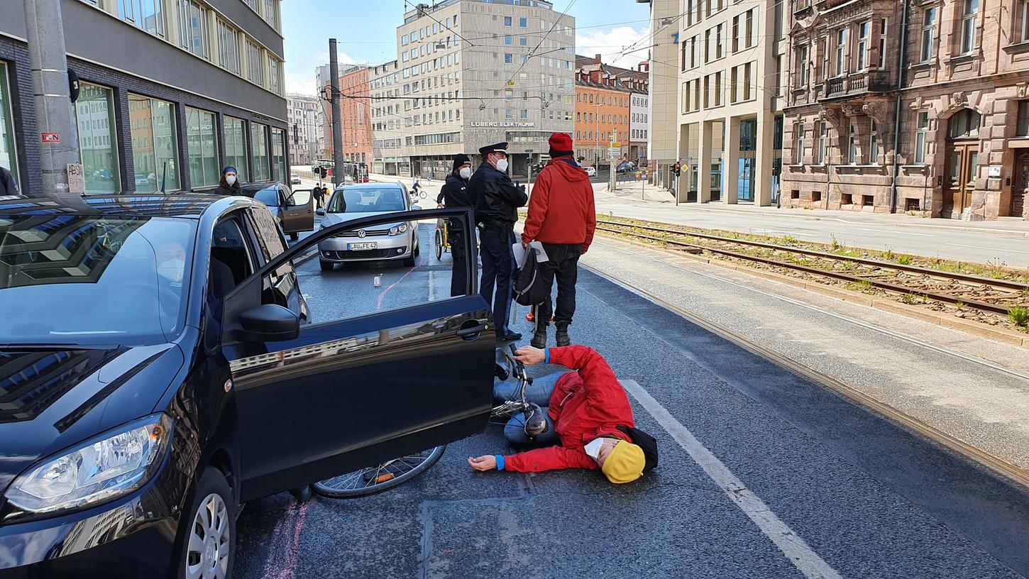 Dooring-Unfälle: Wenn Autofahrer unvermittelt ihre Tür aufreißen, kann das schwere Fahrrad-Stürze verursachen.
Dooring-Unfälle: Wenn Autofahrer unvermittelt ihre Tür aufreißen, kann das schwere Fahrrad-Stürze verursachen.