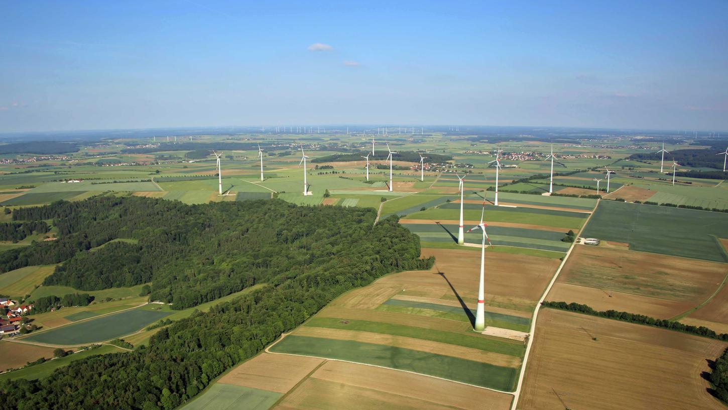 In Bayern müssen Windräder von Siedlungen deutlich entfernt stehen. Das Foto zeigt den Windpark fränkischer Jura.
In Bayern müssen Windräder von Siedlungen deutlich entfernt stehen. Das Foto zeigt den Windpark fränkischer Jura.