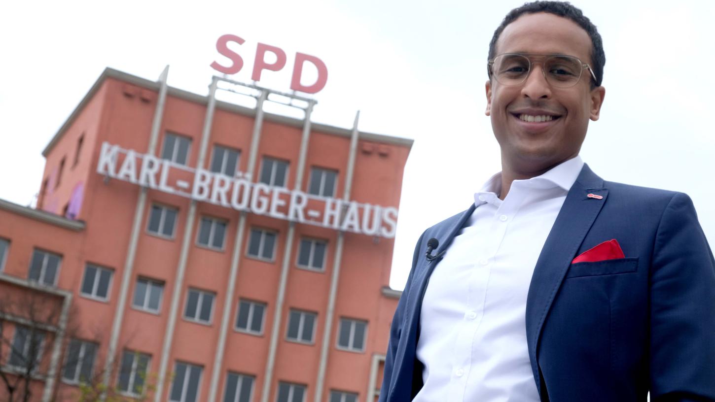 Nasser Ahmed steht vor der Parteizentrale der Sozialdemokraten in Nürnberg.  Über Stadtpolitik soll hier wieder stärker diskutiert werden.

