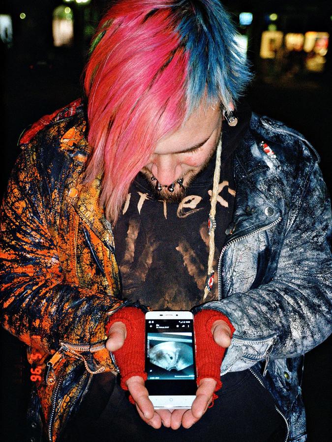 Leiser Moment: Punk Schrabbel zeigt ein Foto von seinem ungeborenen Baby. Foto aus dem Buchprojekt "V-Mann" von Steve Braun.