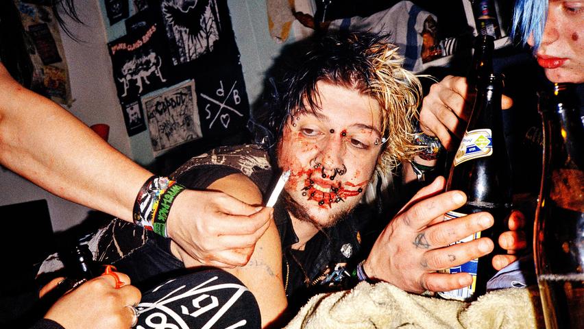 Der Kunststudent war als Freund mit den Nürnberger Punks unterwegs – weshalb sich die Szene ihm und seiner Kamera so zeigte, wie sie war. Aus den Aufnahmen von Steve Braun soll nun das Fotobuch „V-Mann“ entstehen. Der Kunststudent war als Freund mit den Nürnberger Punks unterwegs – weshalb sich die Szene ihm und seiner Kamera so zeigte, wie sie war. Aus den Aufnahmen von Steve Braun soll nun das Fotobuch „V-Mann“ entstehen.