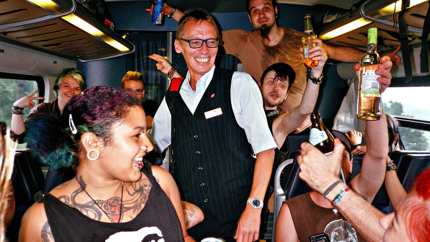 Über ein paar Jahre hat der Künstler Steve Braun die Nürnberger Punk-Szene rund um das Autonome Jugendzentrum P31 und die Spaßpartei APPD mit der Kamera begleitet. Daraus soll nun das Fotobuch Über ein paar Jahre hat der Künstler Steve Braun die Nürnberger Punk-Szene rund um das Autonome Jugendzentrum P31 und die Spaßpartei APPD mit der Kamera begleitet. Daraus soll nun das Fotobuch