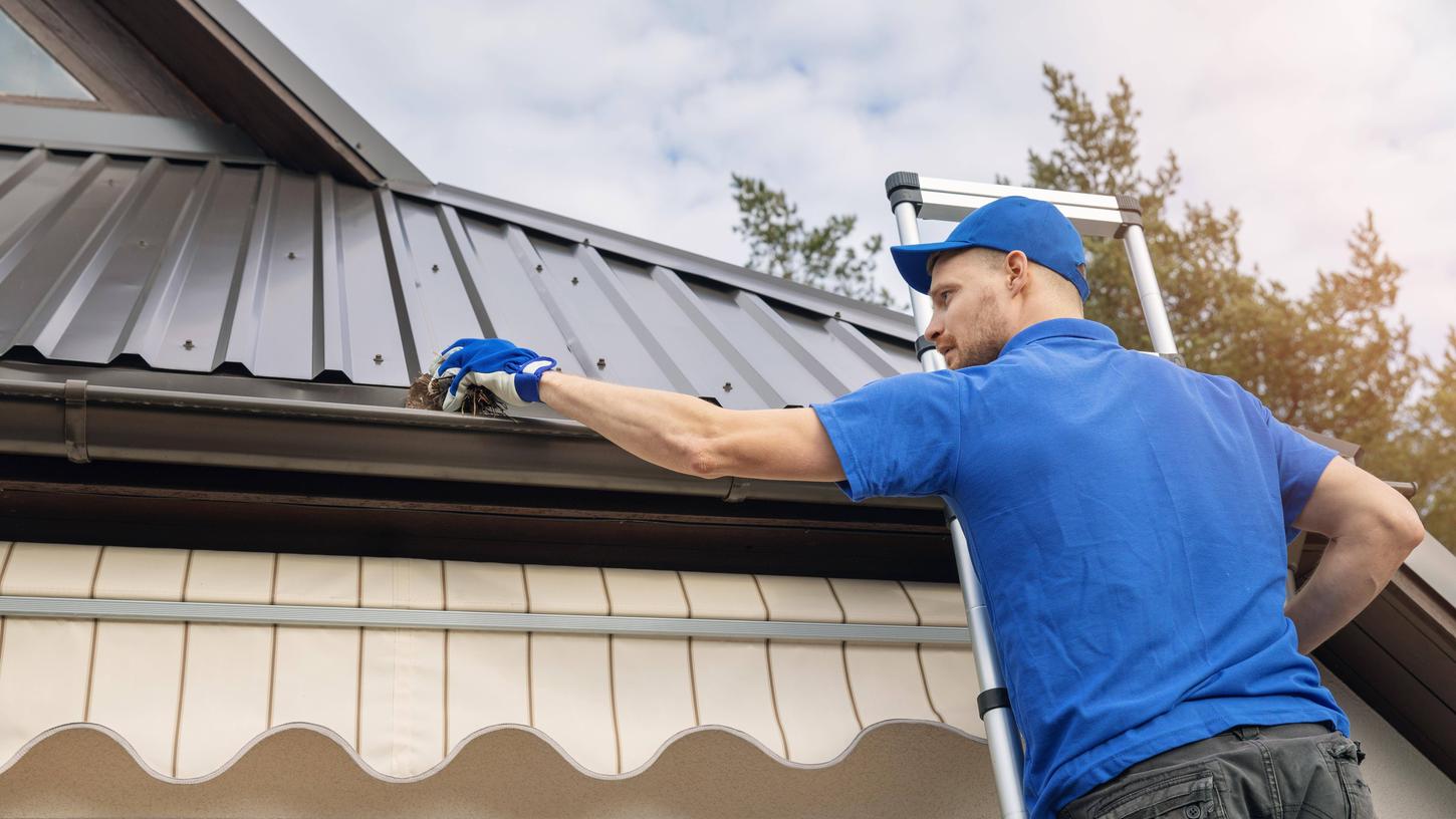 Für Reinigungsarbeiten am Dach werden teils völlig überteuerte Preise verlangt.