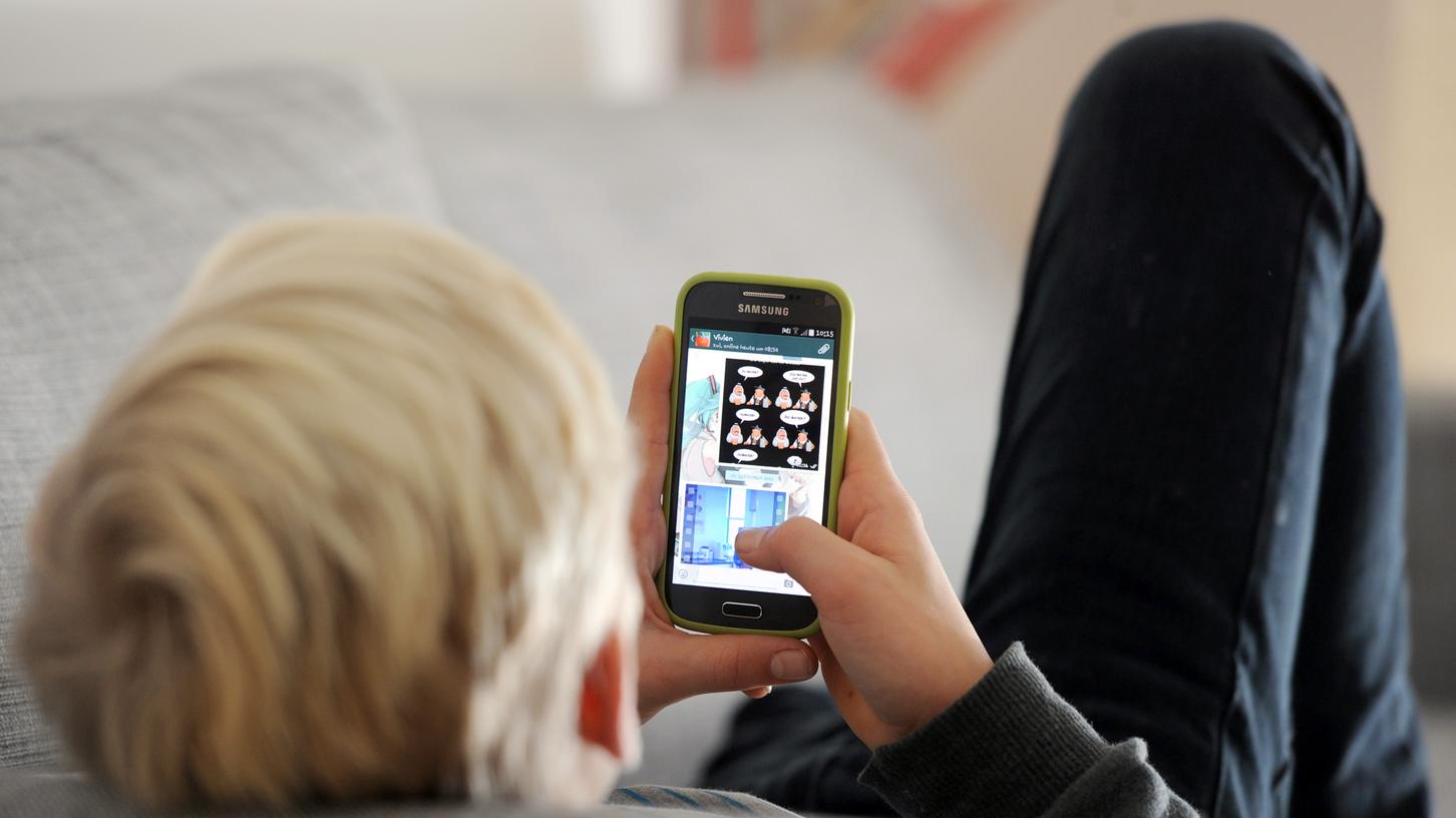 Man ist müde, mag eigentlich ins Bett ... aber schimmelt dann doch weiter mit dem Smartphone auf dem Sofa ab. Ein Problem - nicht nur, aber vor allem in der Krise, sagen Wissenschaftler ... Man ist müde, mag eigentlich ins Bett ... aber schimmelt dann doch weiter mit dem Smartphone auf dem Sofa ab. Ein Problem - nicht nur, aber vor allem in der Krise, sagen Wissenschaftler ...