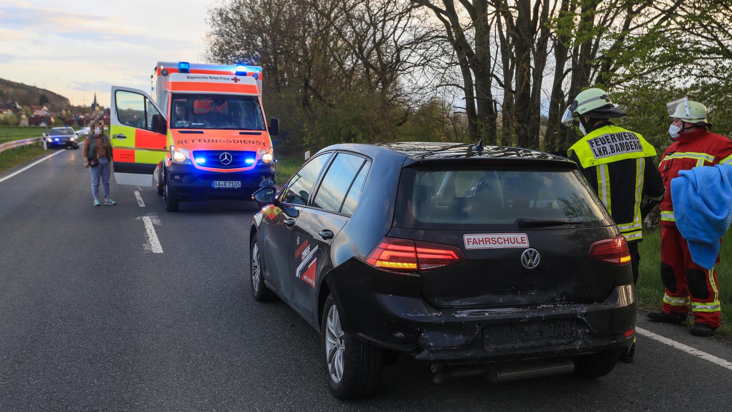 Am Mittwochabend ereignete sich ein Auffahrunfall zwischen zwei Pks auf der Staatsstraße 2197 zwischen Ebensfeld und Unterleiterbach im Landkreis Bamberg.
Am Mittwochabend ereignete sich ein Auffahrunfall zwischen zwei Pks auf der Staatsstraße 2197 zwischen Ebensfeld und Unterleiterbach im Landkreis Bamberg.