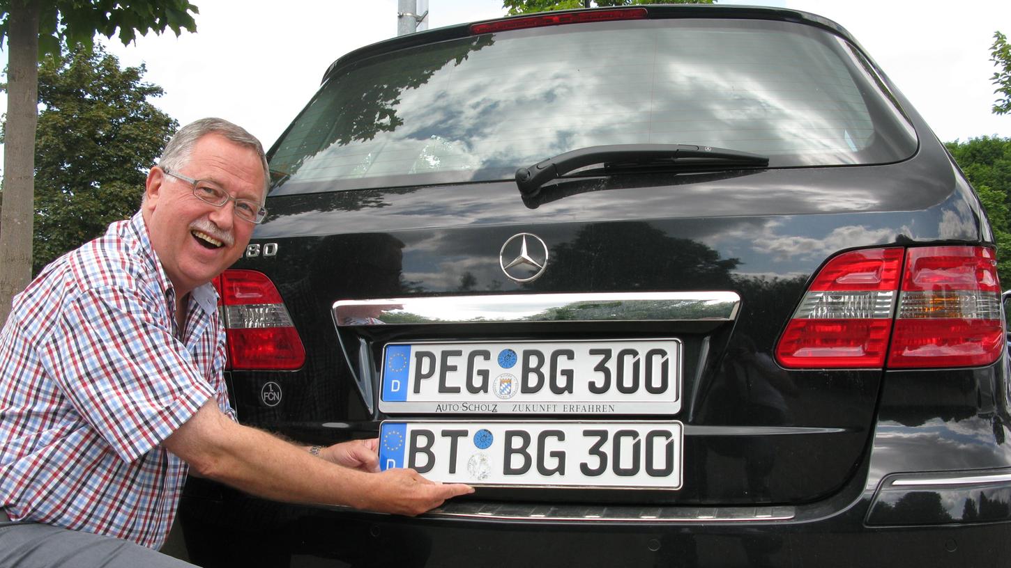 Der Pegnitzer Helmut Graf hat 2013 sein BT-Kennzeichen gegen die alte Kennung seiner Heimat PEG eingetauscht.
Der Pegnitzer Helmut Graf hat 2013 sein BT-Kennzeichen gegen die alte Kennung seiner Heimat PEG eingetauscht.