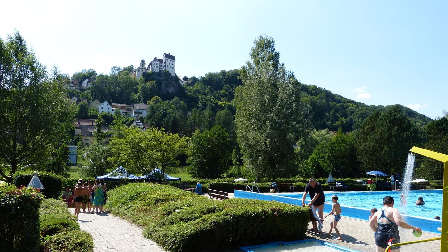 Das Freibad bleibt in dieser Saison geschlossen, unabhängig von Corona-Beschränkungen. Das Freibad bleibt in dieser Saison geschlossen, unabhängig von Corona-Beschränkungen.