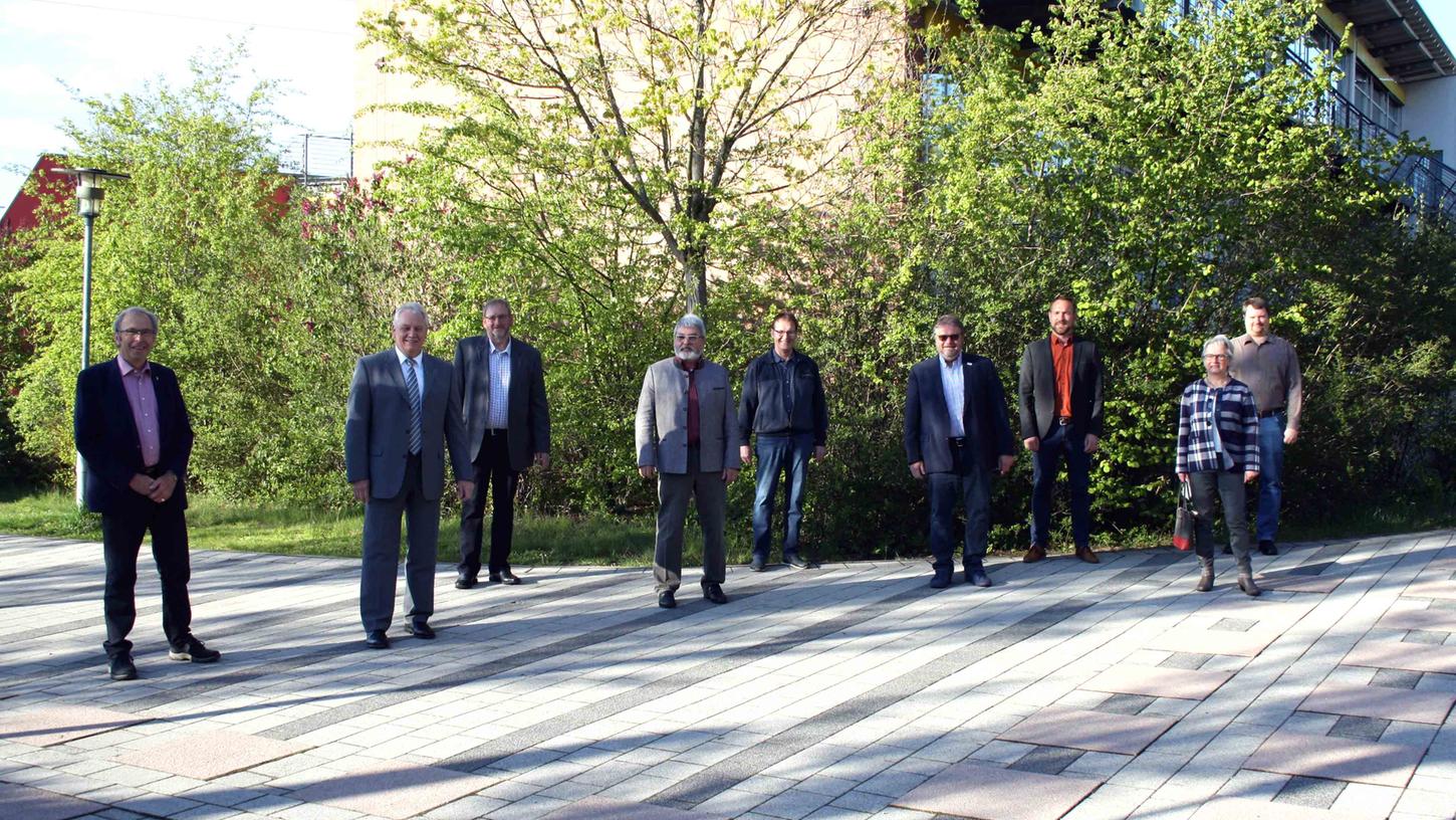 Selbst das traditionelle Gruppenbild der ausgeschiedenen Ratsmitglieder und Ortssprecher (auf dem Foto fehlen Bernd Gebhardt und Joachim Fahsl) konnte Erster Bürgermeister Klaus Meier (2.v.l.) nur unter Pandemiebedingungen arrangieren. Foto: Stadt Neustadt Selbst das traditionelle Gruppenbild der ausgeschiedenen Ratsmitglieder und Ortssprecher (auf dem Foto fehlen Bernd Gebhardt und Joachim Fahsl) konnte Erster Bürgermeister Klaus Meier (2.v.l.) nur unter Pandemiebedingungen arrangieren. Foto: Stadt Neustadt