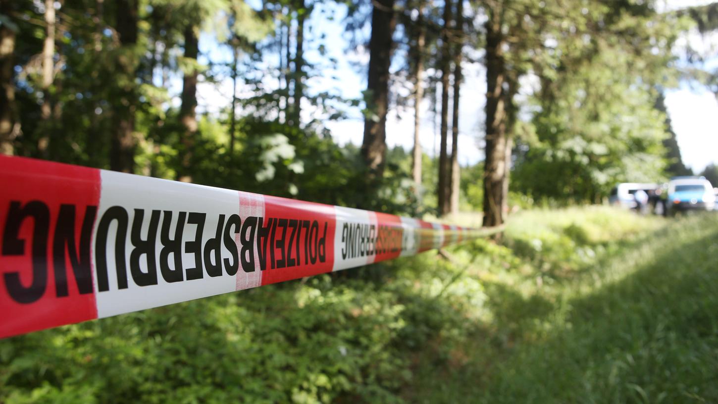 Ein Absperrband umzäunt ein Waldstück in Rodacherbrunn in Thüringen, in dem im Juli 2016 ein Pilzsammler menschliche Knochen gefunden hat. Sie gehören zu Peggys sterblichen Überresten.