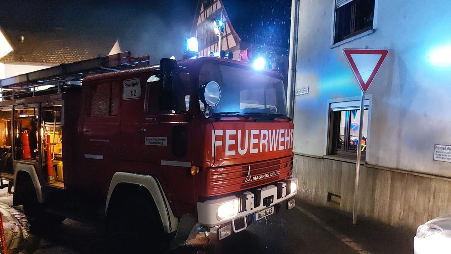 Bei einem Brand in einem Mehrfamilienhaus in Reichenberg bei Würzburg wurden am Donnerstagabend mindestens zwei Menschen verletzt.