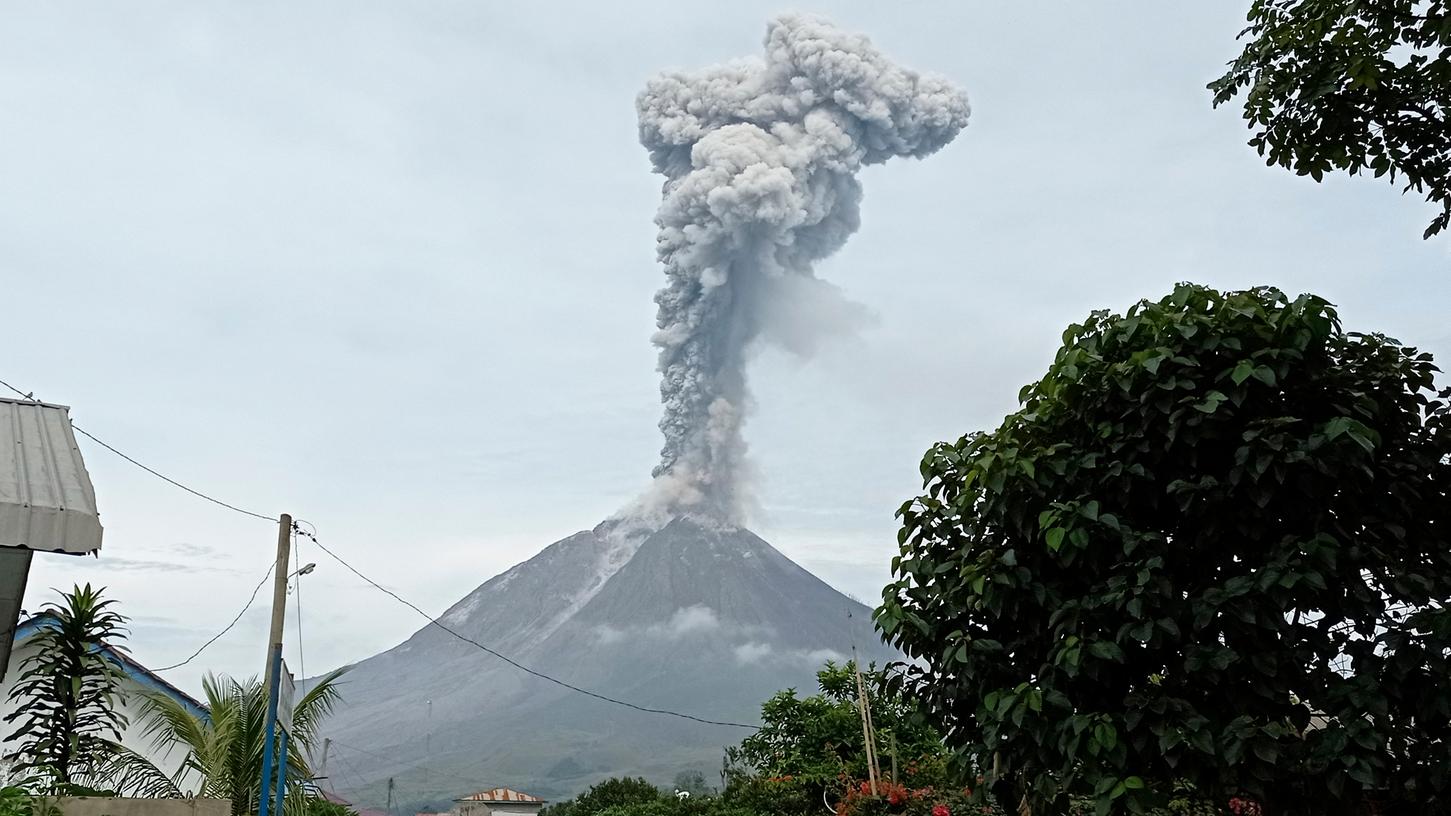 Auf der indonesischen Insel Sumatra ist der Vulkan Sinabung erneut ausgebrochen und hat eine rund drei Kilometer hohe Aschesäule in die Luft gespuckt. 