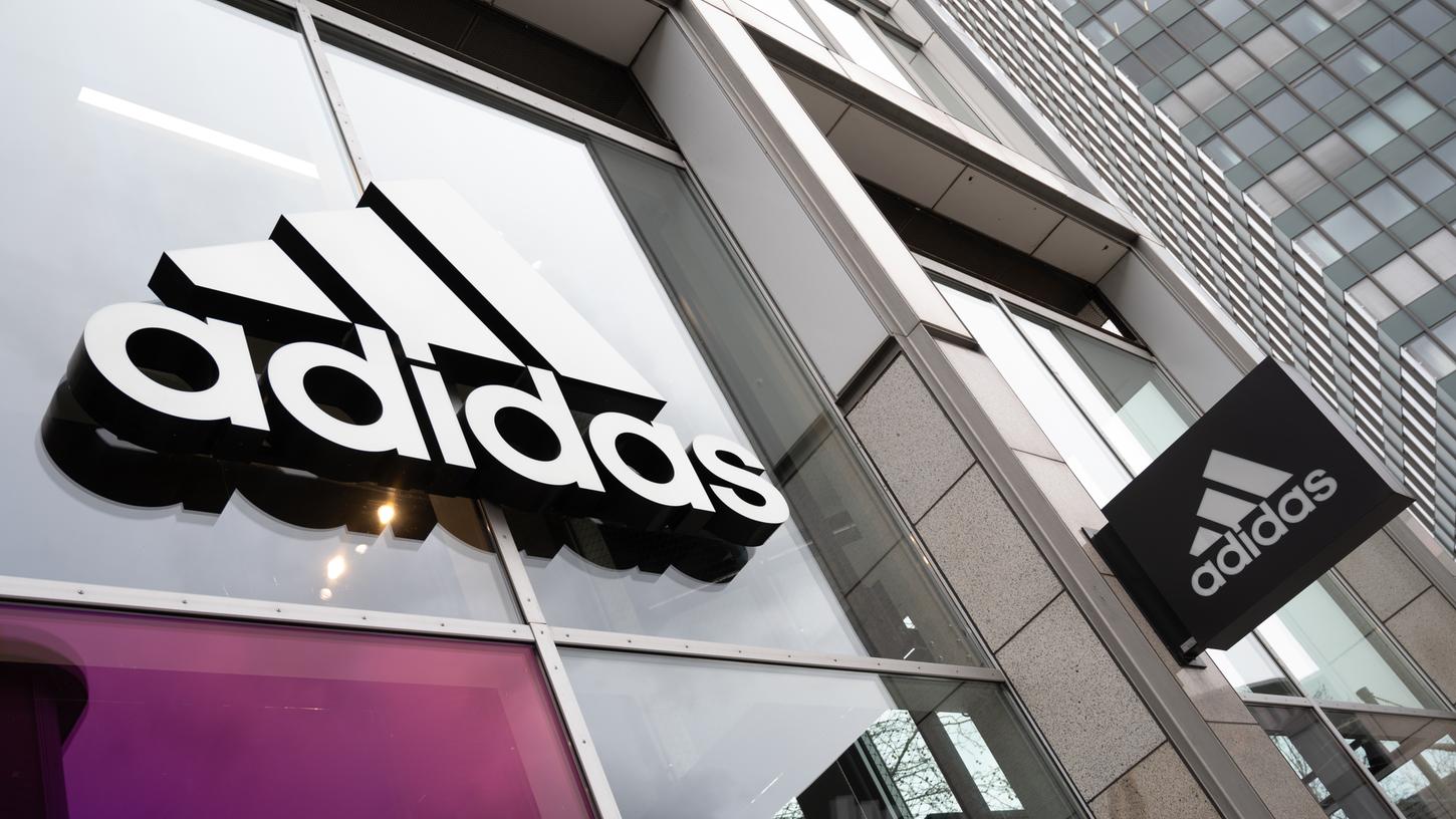 Der Sportartikelhersteller Adidas hat im ersten Quartal ein kräftiges Wachstum verzeichnet. Dabei stiegen die Erlöse um 20 Prozent auf rund 5,3 Milliarden.
Der Sportartikelhersteller Adidas hat im ersten Quartal ein kräftiges Wachstum verzeichnet. Dabei stiegen die Erlöse um 20 Prozent auf rund 5,3 Milliarden.