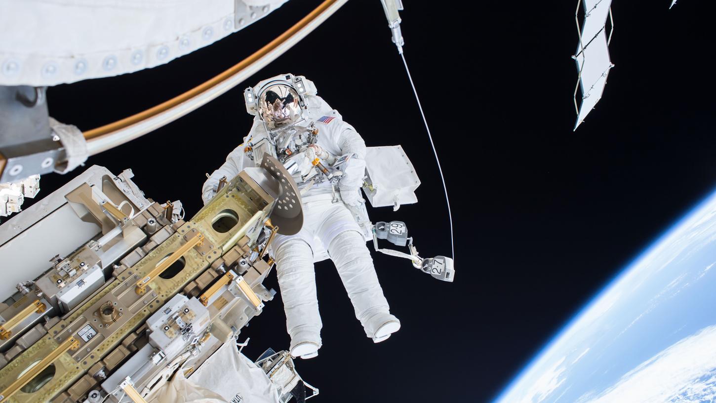 Die Internationale Raumstation ISS umkreist die Erde.