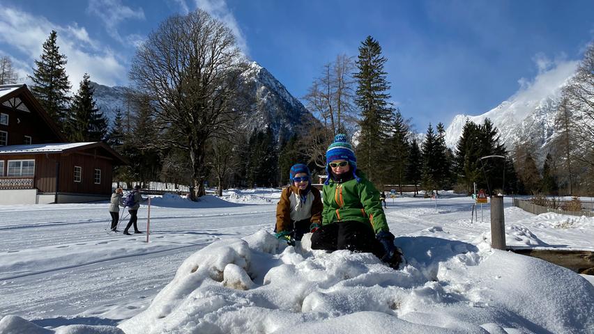 Herrliche Kulisse: Das Karwendelmassiv im Hintergrund macht Winterspaziergänge in Pertisau am Achensee zu einem Vergnügen.