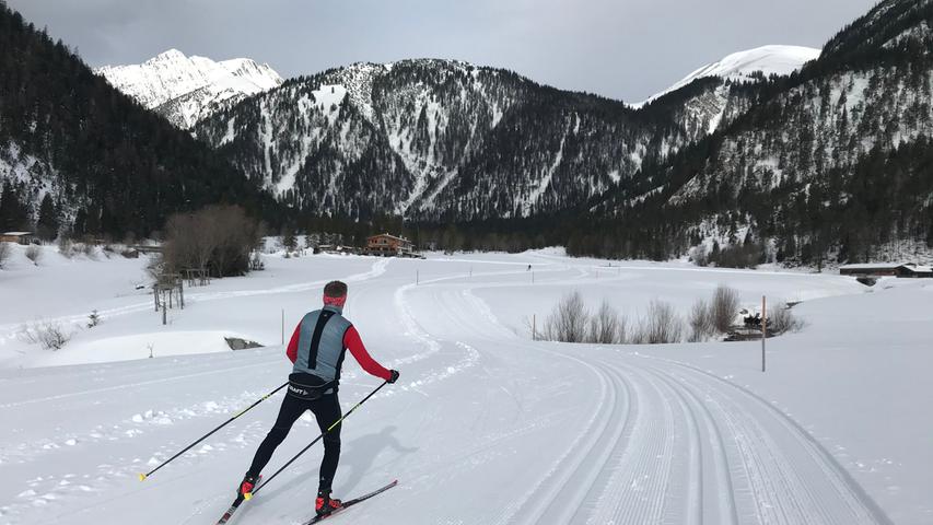 Einsam unterwegs: Die Loipen sind nicht immer so leer, doch wer früh startet oder spätnachmittags einsteigt, kann auch in aller Ruhe Wintersport betreiben.