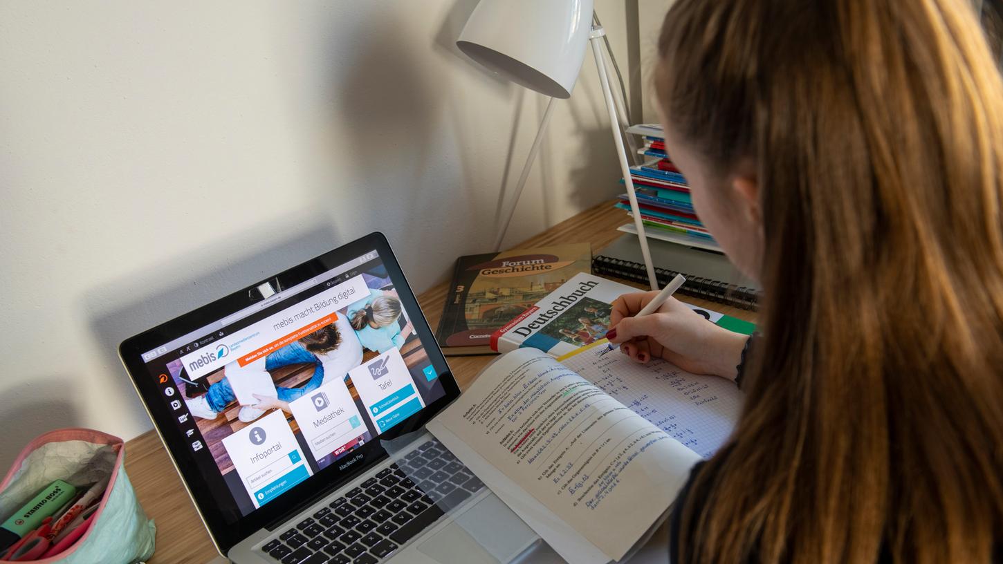Auch wenn viele die Nase voll vom Distanzunterricht haben: Die aufgebauten digitalen Strukturen helfen Schülerinnen und Schülern, auch in Quarantäne nicht abgehängt zu werden.
Auch wenn viele die Nase voll vom Distanzunterricht haben: Die aufgebauten digitalen Strukturen helfen Schülerinnen und Schülern, auch in Quarantäne nicht abgehängt zu werden.