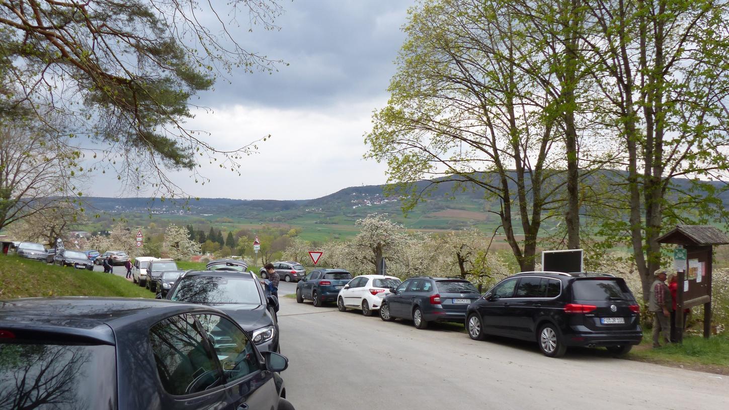 Zuletzt waren an schönen Wochenenden vielerorts die Straßenränder von Ausflüglern zugeparkt, wie hier im Kirschanbaugebiet von Pretzfeld.