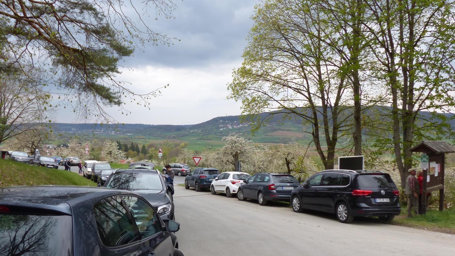Zuletzt waren an schönen Wochenenden vielerorts die Straßenränder von Ausflüglern zugeparkt, wie hier im Kirschanbaugebiet von Pretzfeld.
Zuletzt waren an schönen Wochenenden vielerorts die Straßenränder von Ausflüglern zugeparkt, wie hier im Kirschanbaugebiet von Pretzfeld.