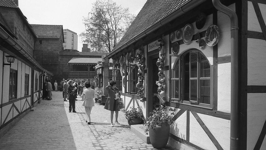 Der vorweihnachtliche Christkindlesmarkt hat ein sommerliches Gegenstück bekommen: „Alt-Nürnberg“ Im Waffenhof am Königstor. Das Fachwerkstädtchen in der Stadt öffnet heute seine Tore. Hier geht es zum Kalenderblatt vom 9. Mai 1971: Ein Markt im Sommer.