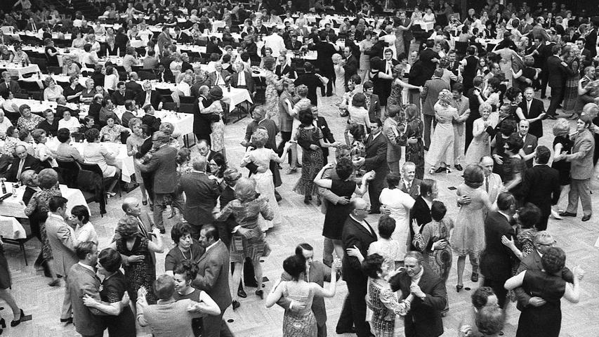 Gern werden sich die 1.100 Mitarbeiter der „Nürnberger Nachrichten“ des gelungenen Festes am Samstagabend im großen Saal der Meistersingerhalle erinnern.  Hier geht es zum Kalenderblatt vom 10. Mai 1971: Max Greger heizte den „NN“ ein .