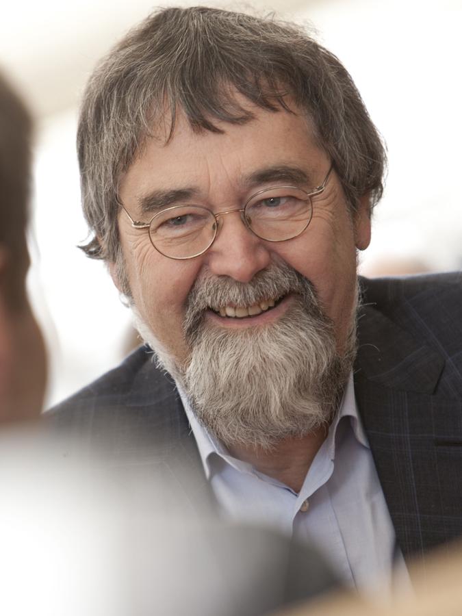 Der Bamberger Werner Bätzing, emeritierter Professor für Kulturgeographie der Universität Erlangen-Nürnberg, hat sich als Alpenforscher und eifriger Erkunder des Stadt-Land-Verhältnisses einen Namen gemacht. In dem 2020 erschienen Buch „Das Landleben“ plädiert er für eine neue Sichtweise auf das Landleben.
Der Bamberger Werner Bätzing, emeritierter Professor für Kulturgeographie der Universität Erlangen-Nürnberg, hat sich als Alpenforscher und eifriger Erkunder des Stadt-Land-Verhältnisses einen Namen gemacht. In dem 2020 erschienen Buch „Das Landleben“ plädiert er für eine neue Sichtweise auf das Landleben.