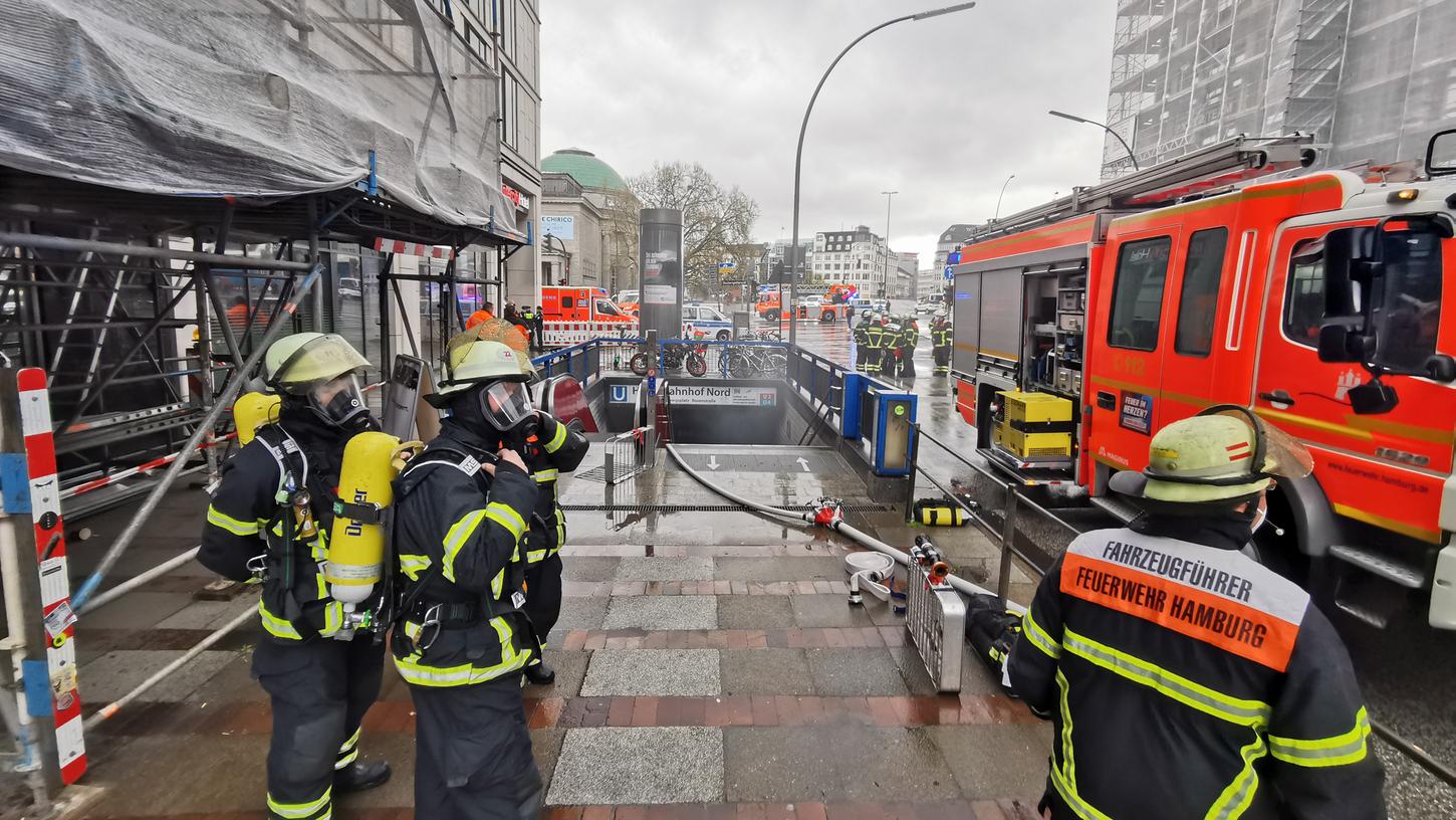 Einsatzkräfte der Feuerwehr Hamburg waren am U-Bahn-Eingang Hamburg Nord im Einsatz.