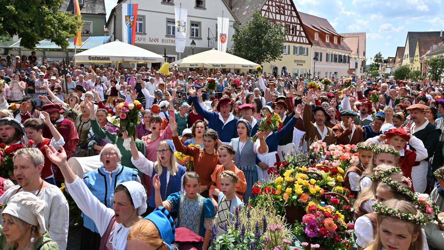 Ein Bild, das in Corona-Zeiten undenkbar wäre: Die Zuschauermassen beim Burgfest 2019 während des Einzugs der Pfalzgräfin auf dem Hilpoltsteiner Marktplatz.
Ein Bild, das in Corona-Zeiten undenkbar wäre: Die Zuschauermassen beim Burgfest 2019 während des Einzugs der Pfalzgräfin auf dem Hilpoltsteiner Marktplatz.