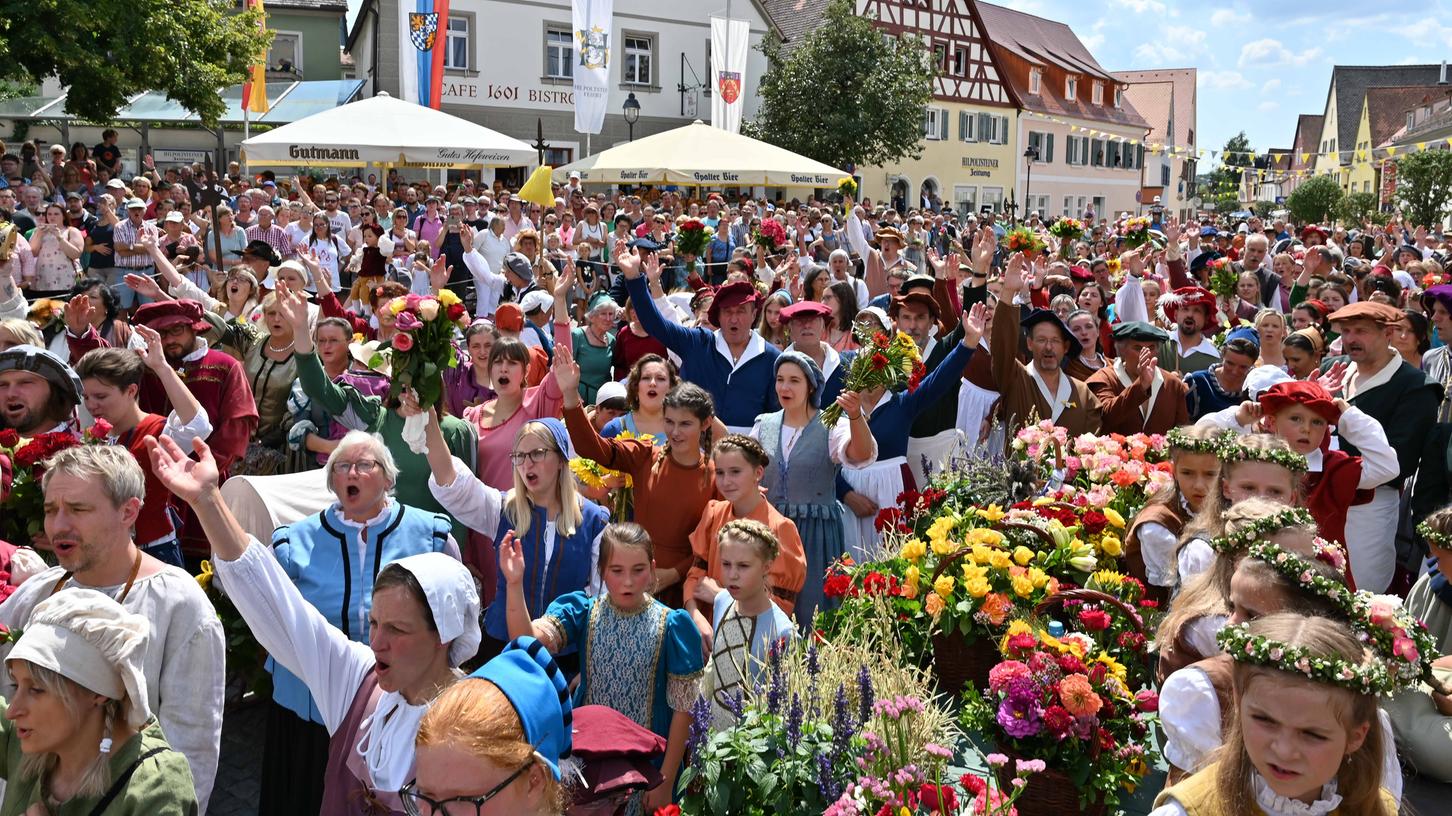 Einer der Höhepunkte beim Hilpoltsteiner Burgfest: Das Festspiel mit Einzug der Pfalzgräfin auf dem Marktplatz (hier im Jahr 2019).
