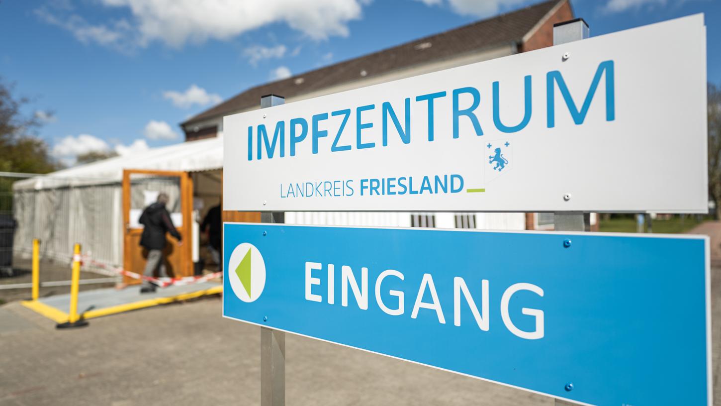 Um zu vertuschen, dass sie eine Impfstoff- Ampulle zerbrochen hat, impfte eine Krankenschwester in Friesland Menschen mit einer wirkungslosen Kochsalzlösung.
Um zu vertuschen, dass sie eine Impfstoff- Ampulle zerbrochen hat, impfte eine Krankenschwester in Friesland Menschen mit einer wirkungslosen Kochsalzlösung.