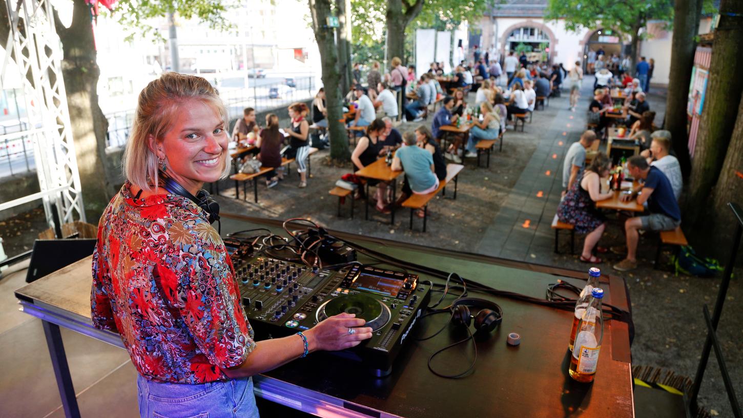 Gelöste Stimmung im Hochsommer 2020 im ehemaligen Marientorzwinger-Biergarten: Eine Initiative aus der freien Szene richtete hier für sechs Wochen die Gelöste Stimmung im Hochsommer 2020 im ehemaligen Marientorzwinger-Biergarten: Eine Initiative aus der freien Szene richtete hier für sechs Wochen die