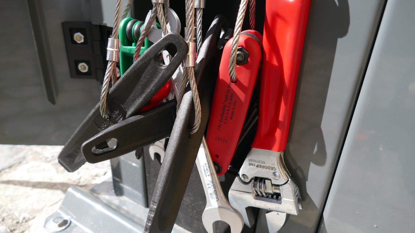 Die Stadt Wemding macht es vor: Sie hat eine Radservice-Station eingerichtet, damit Radfahrer im Falle einer Panne schnell handeln können. Von einem solchen Entgegenkommen können Radfahrer in anderen Städten nur träumen.
Die Stadt Wemding macht es vor: Sie hat eine Radservice-Station eingerichtet, damit Radfahrer im Falle einer Panne schnell handeln können. Von einem solchen Entgegenkommen können Radfahrer in anderen Städten nur träumen.