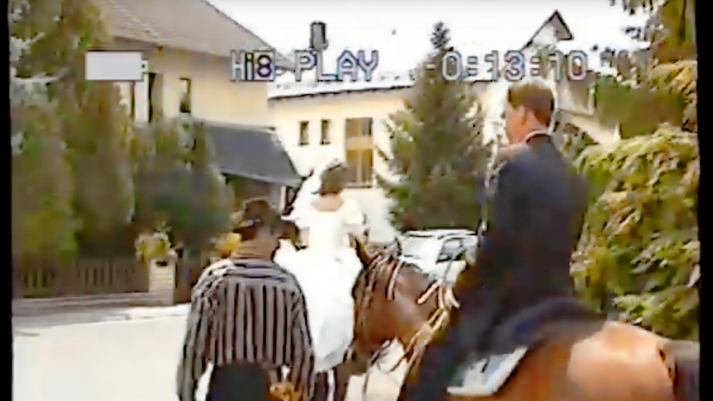 Hoch zu Ross erreichte das Brautpaar den Ort der Feierlichkeiten. Das war nur der Auftakt eines Western-Spektakels. Hoch zu Ross erreichte das Brautpaar den Ort der Feierlichkeiten. Das war nur der Auftakt eines Western-Spektakels.