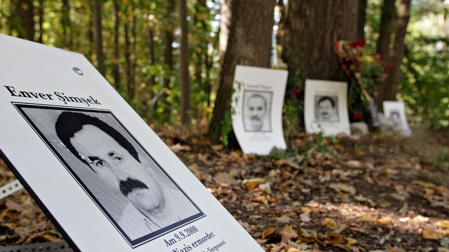 Zum Jahrestag der Ermordung des Blumenhändlers Enver Simsek haben Initiativen wie „Das Schweigen durchbrechen“ Fotos der Nürnberger NSU-Opfer an der Liegnitzer Straße in Langwasser angebracht. Noch liegen die Hintergründe der Taten im Dunkeln.
Zum Jahrestag der Ermordung des Blumenhändlers Enver Simsek haben Initiativen wie „Das Schweigen durchbrechen“ Fotos der Nürnberger NSU-Opfer an der Liegnitzer Straße in Langwasser angebracht. Noch liegen die Hintergründe der Taten im Dunkeln.