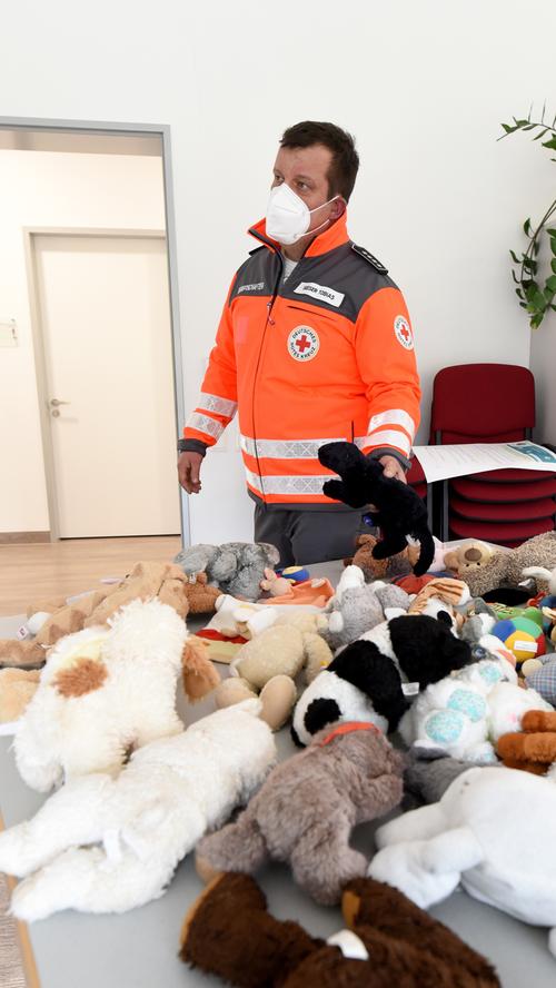 Tobias Seeser mit unzähligen Kuscheltieren, die aus Spendengeldern beschafft werden konnten, um Kinder bei Unfällen beruhigen zu können.