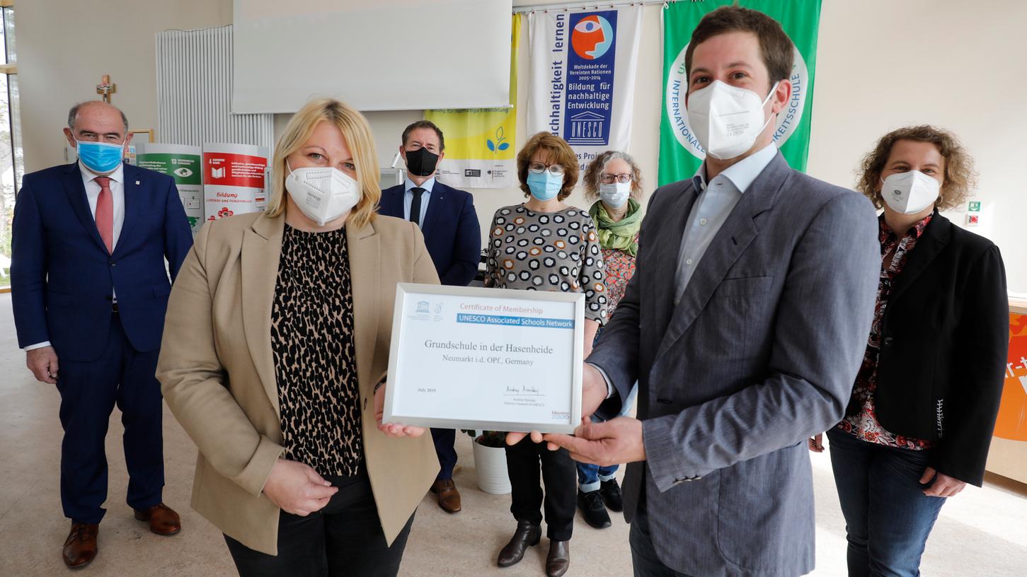 Hurra, wir sind Unesco-Projektschule: Die Grundschule Hasenheide hat die höchste Stufe der Mitgliedschaft im Unesco-Netzwerk erklommen. Stellvertretender Landeskoordinator Michael Hertel übergab die Urkunde an Schulleiterin Christine Fersch.