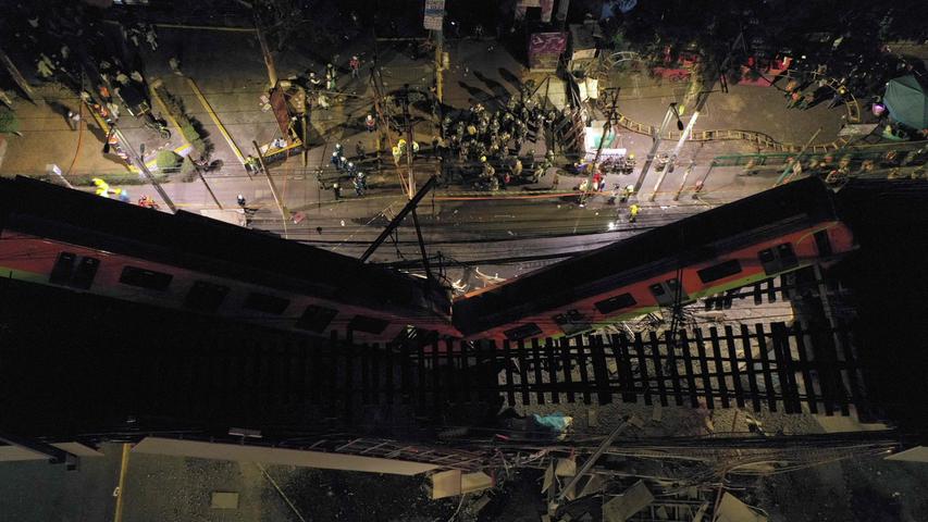 Ein Luftbild auf die Lage: Helfer durchsuchen die Trümmer nach einem Unglück in Mexiko nach Verschütteten. Beim Einsturz einer Metro-Brücke in Mexiko City am vergangenen Montag sterben 25 Menschen, zahlreiche werden verletzt. 